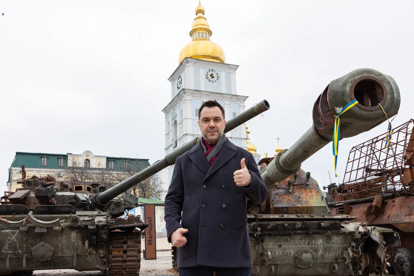 Алексей Арестович позирует фотографу Postimees на фоне сгоревшей российской военной техники, Киев, Украина, 15 ноября 2022 года.