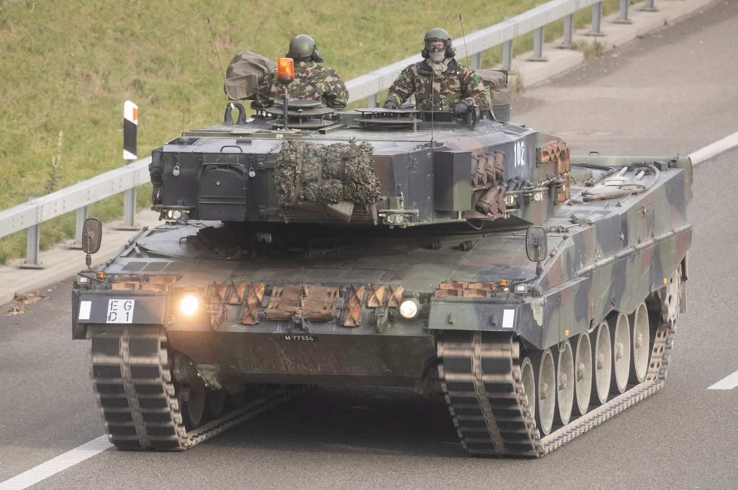 Šveitsi sõdurid Leopard 2 soomukis.