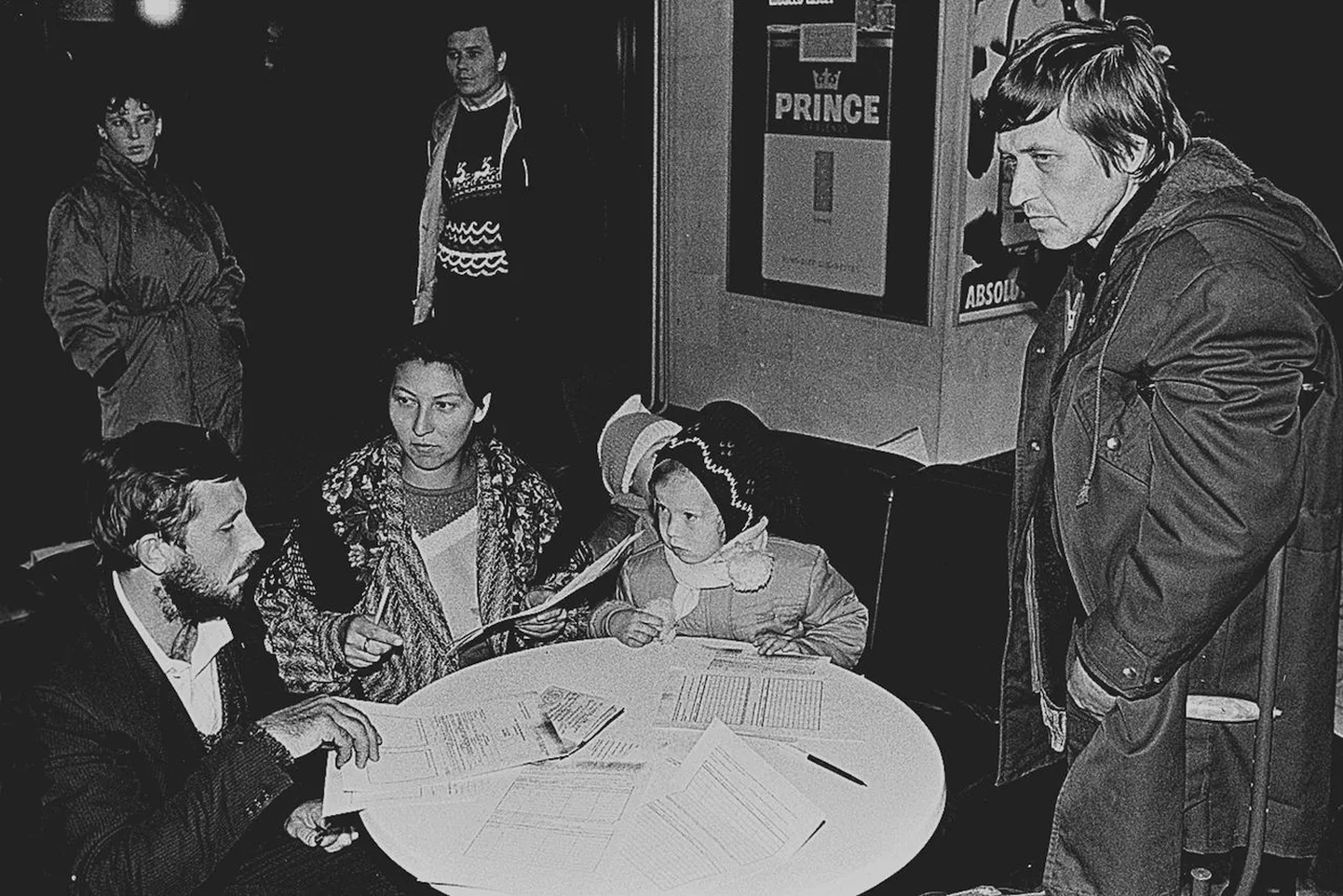 Esimene lennuk Abhaasia kodusõjast päästetud eestlastega maandus Tallinnas 25. oktoobril 1992. aastal.