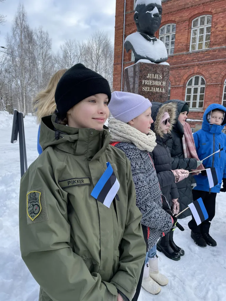 Tartu rahulepingu 102. aastapäeva liputseremoonia läbiviimist juhendas Sindi gümnaasiumi neljandik Maribel Pikker.