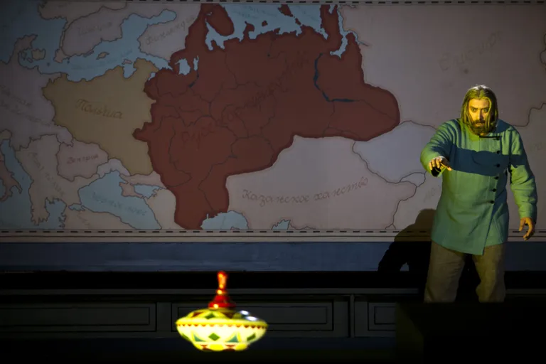 Ain Anger Modest Mussorgski ooperi «Boriss Godunov» nimiosas Berliini Deutsche Operis.