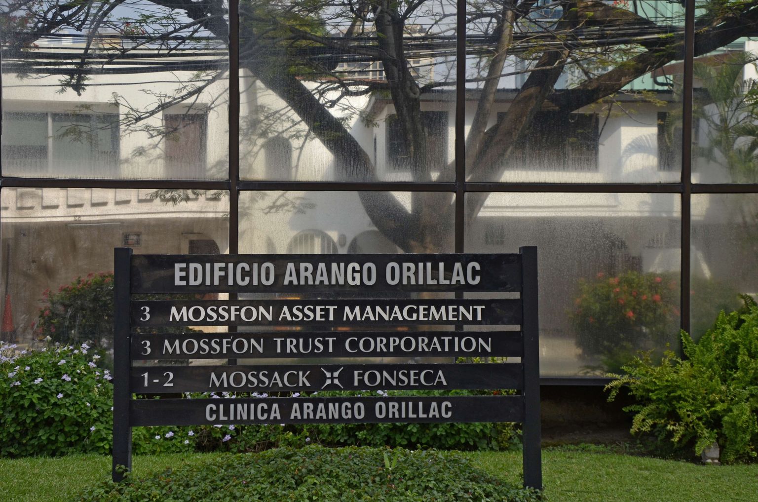 Mossack Fonseca peakorter Panama Citys; samas majas asuvad ka samadele omanikele kuuluvad varahaldusettevõtted.