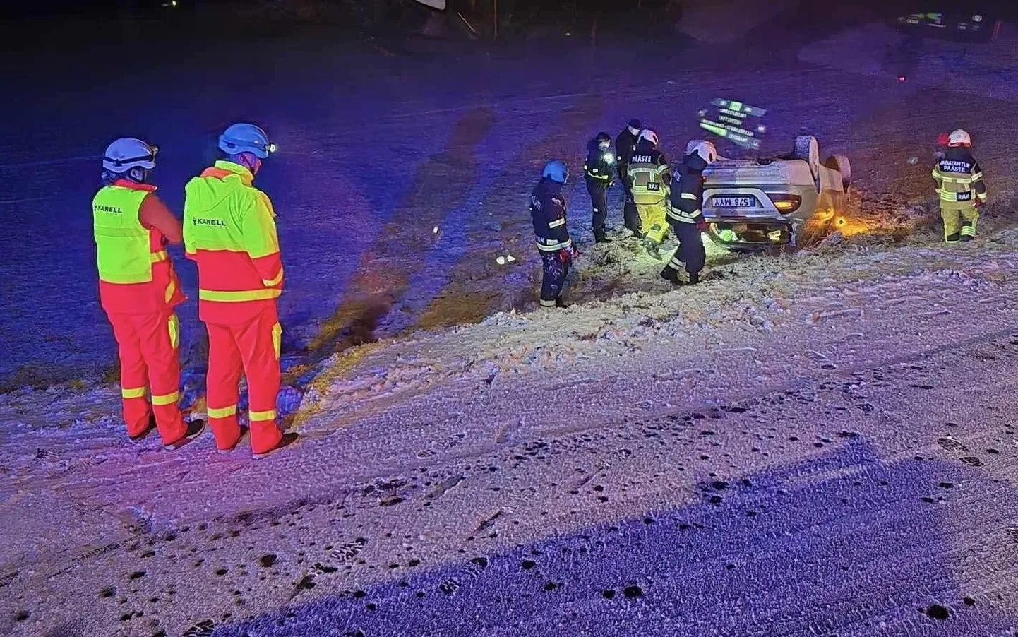 Lepnal leiti kraavist katusele paiskunud auto.
