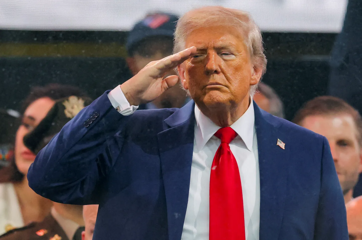 USA president Donald Trump annab au USA armee 250. aastapäevale pühendatud paraadil, mis langes kokku tema enda 79. sünnipäevaga 14. juunil.