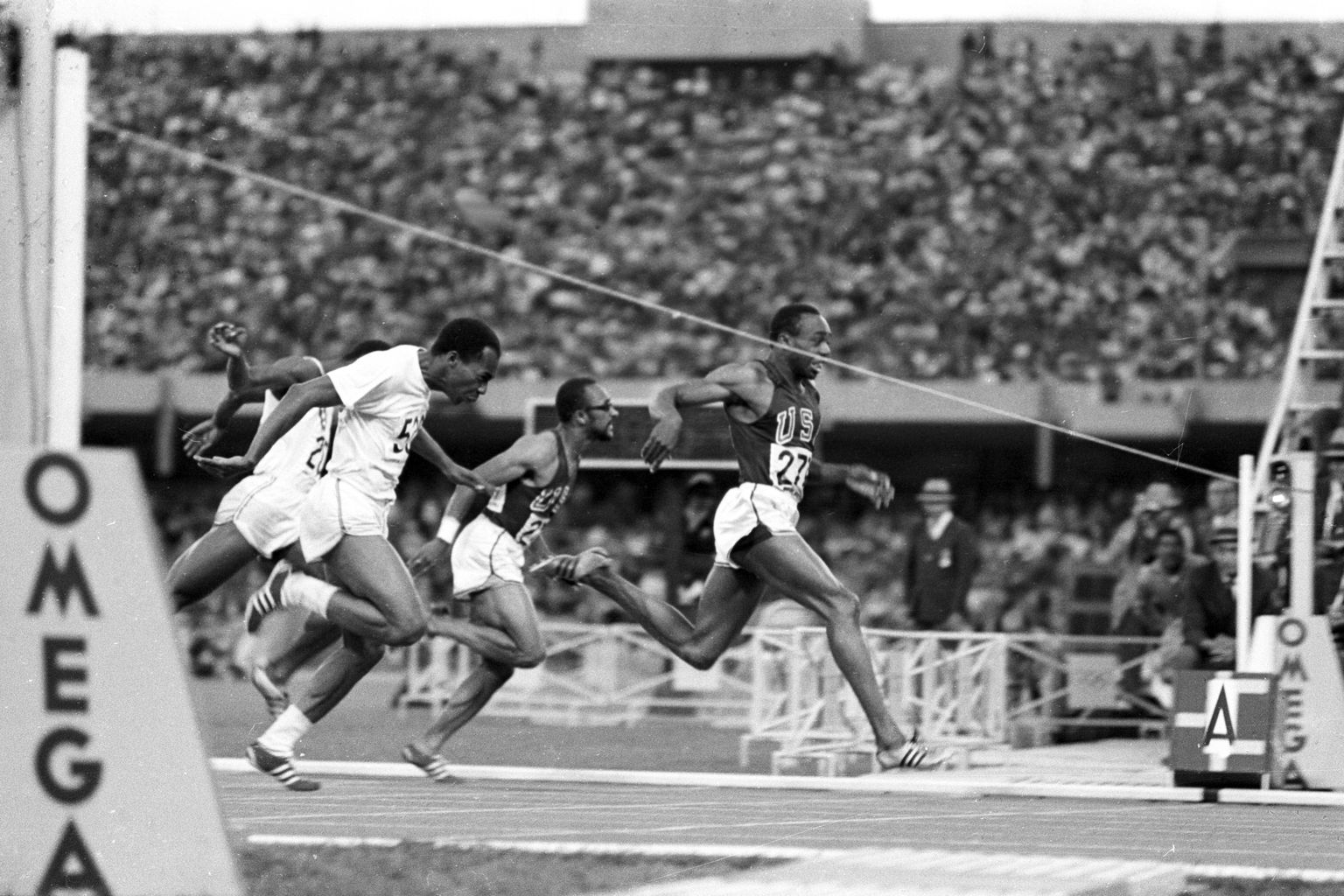 Jim Hines võitmas Mehhiko olümpial maailmarekordiga kuldmedalit.