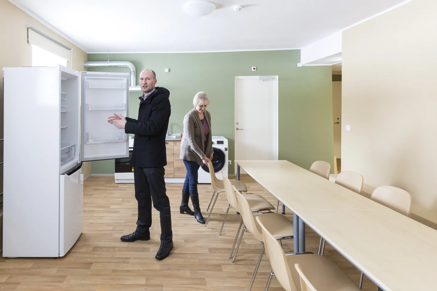 Viljandi päevakeskuse juhataja Marek Mumm ja vanemhooldustöötaja Anne Pääsukene turvakodu uutes ruumides, mis asuvad kiviviske kaugusel Viljandi turust.