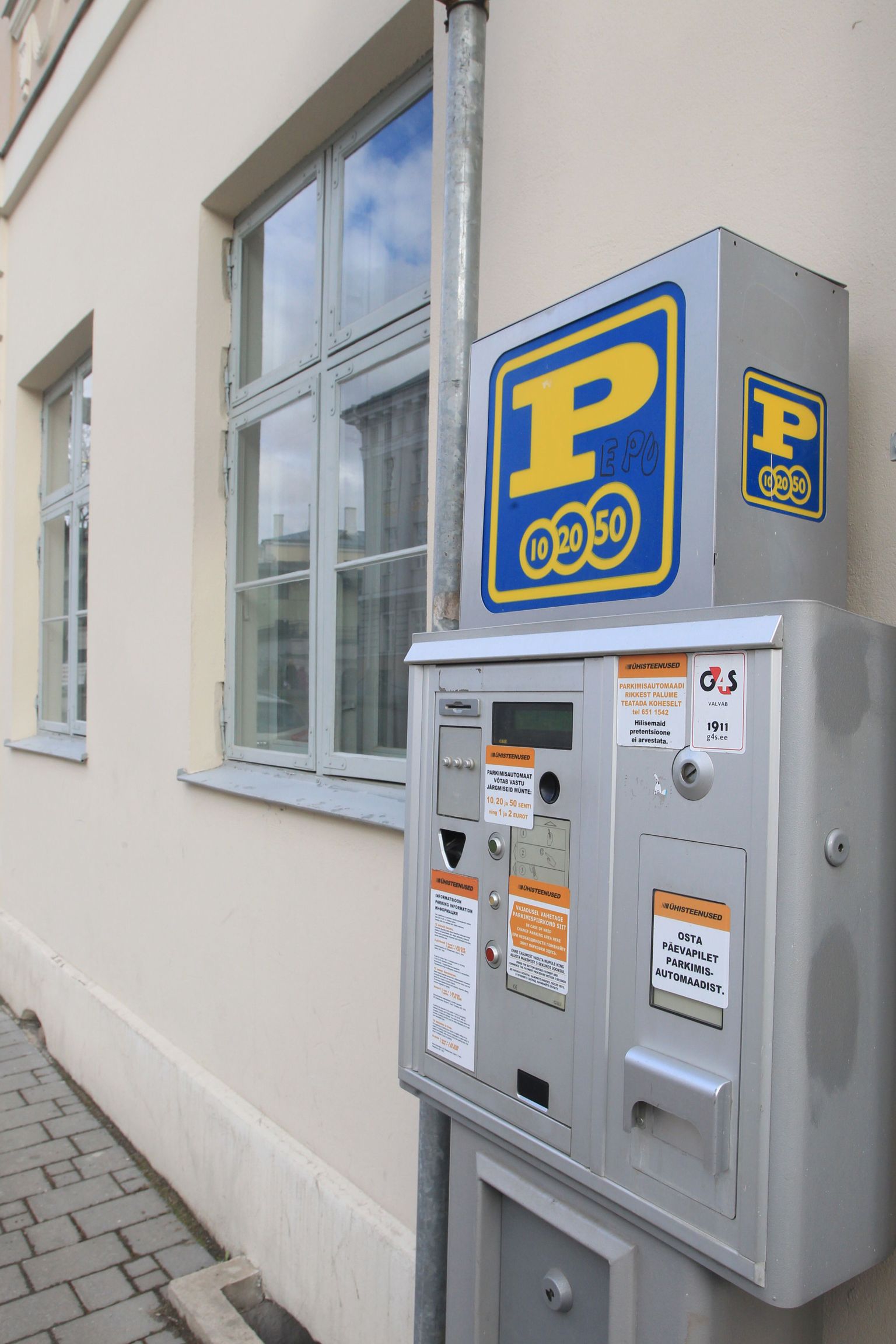 Praegused parkimisautomaadid vahetatakse sügiseks moodsamate vastu ning siis on võimalik maksta ka pangakaardiga.