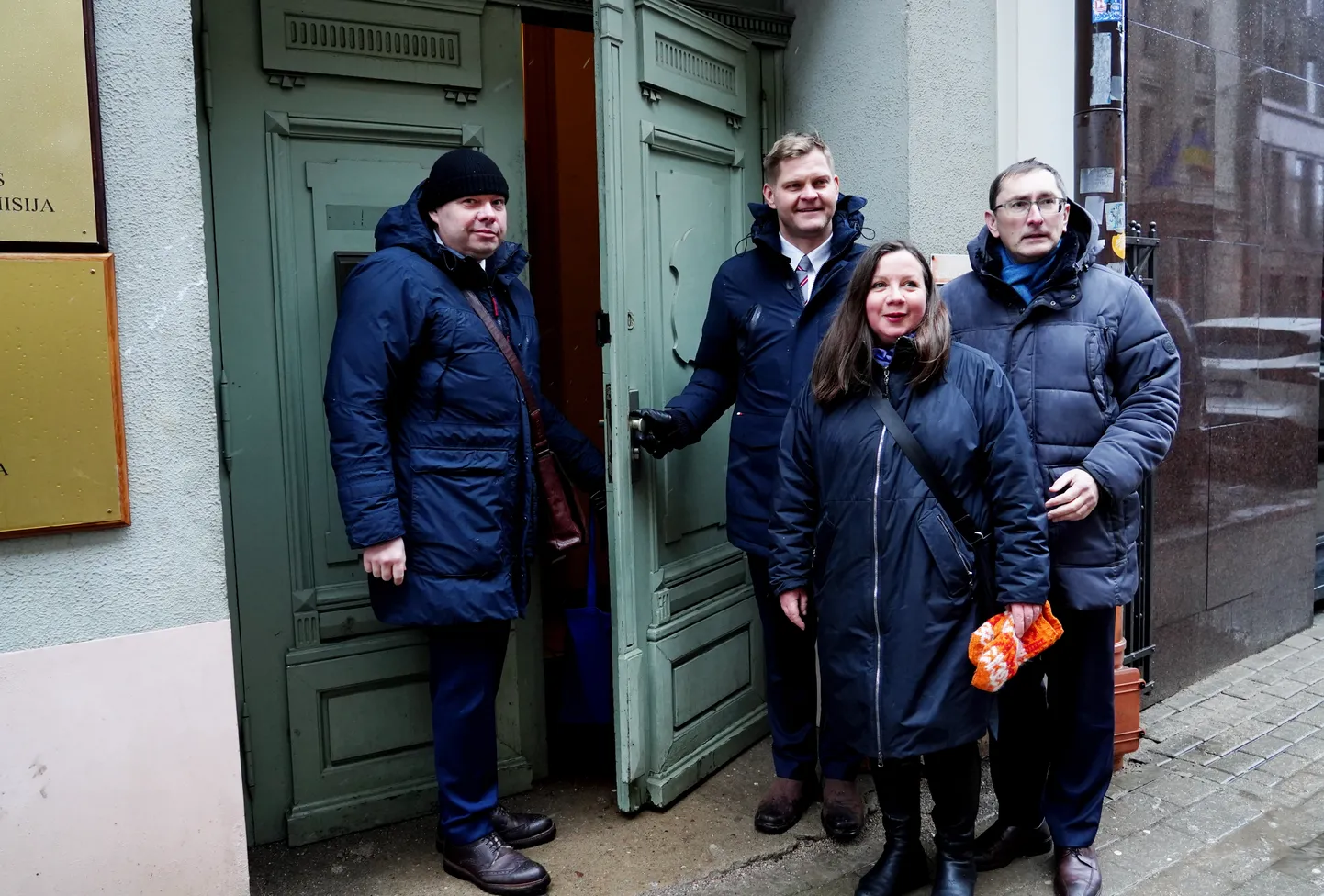 "Jaunās konservatīvās partijas" (JKP) saraksta līderis Eiropas Parlamenta (EP) vēlēšanām, bijušais satiksmes ministrs Tālis Linkaits (no labās), JKP pārstāve Evita Zālīte-Grosa, JKP saraksta līderis EP vēlēšanām partijas priekšsēdētājs Gatis Eglītis un JKP pārstāvis Sigords Stradiņš ierodas uz Centrālo vēlēšanas komisiju, kur JKP iesniedz sarakstu šī gada vasarā gaidāmajām Eiropas Parlamenta vēlēšanām.