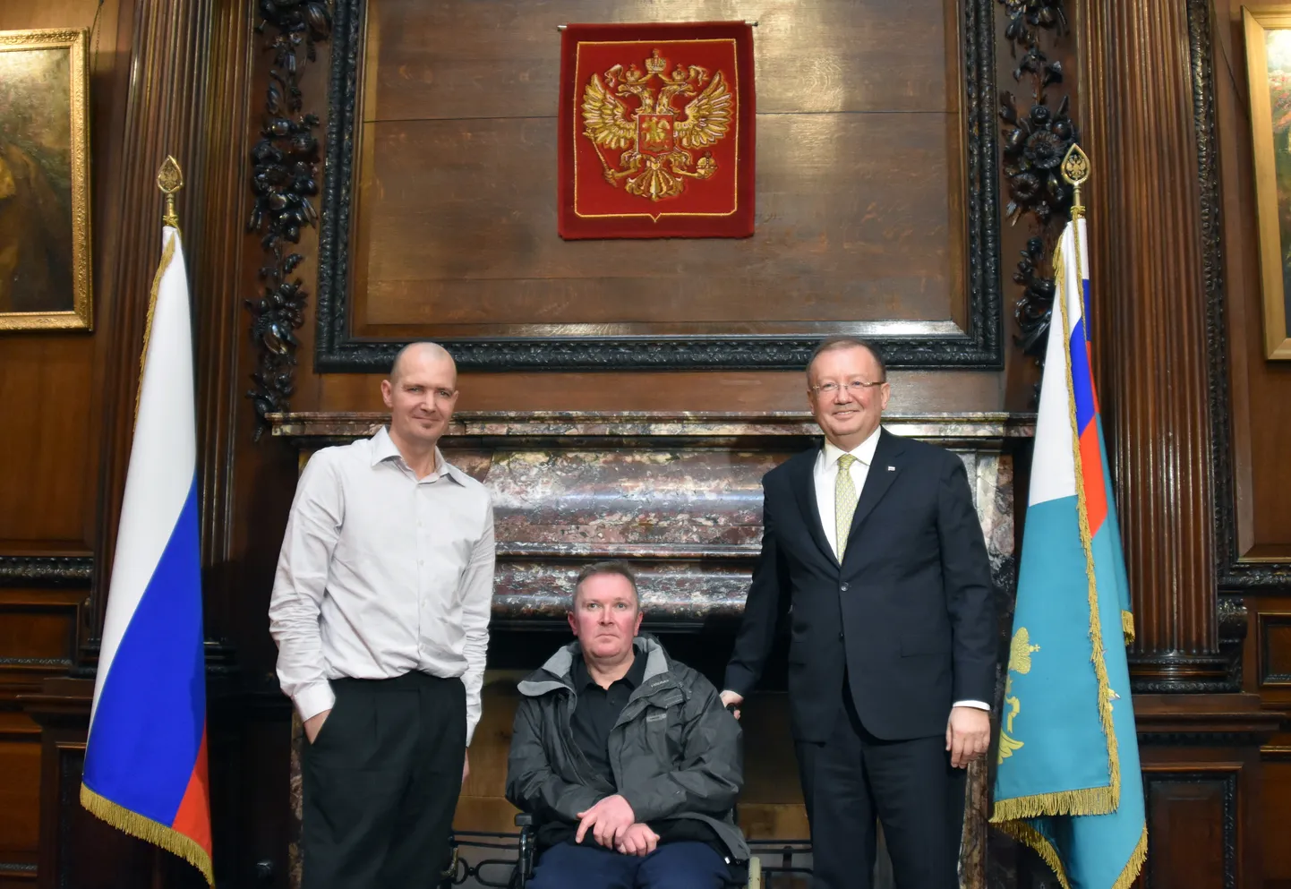 Britt Charles Rowley, tema vend Matthew Rowley ja Vene suursaadik Londonis Aleksandr Jakovenko.