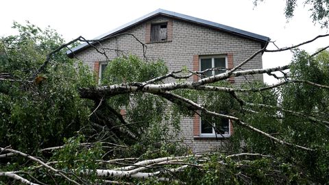 Elektrība pakāpeniski atgriežas, bet bez tās vēl gandrīz 108 000 mājsaimniecību