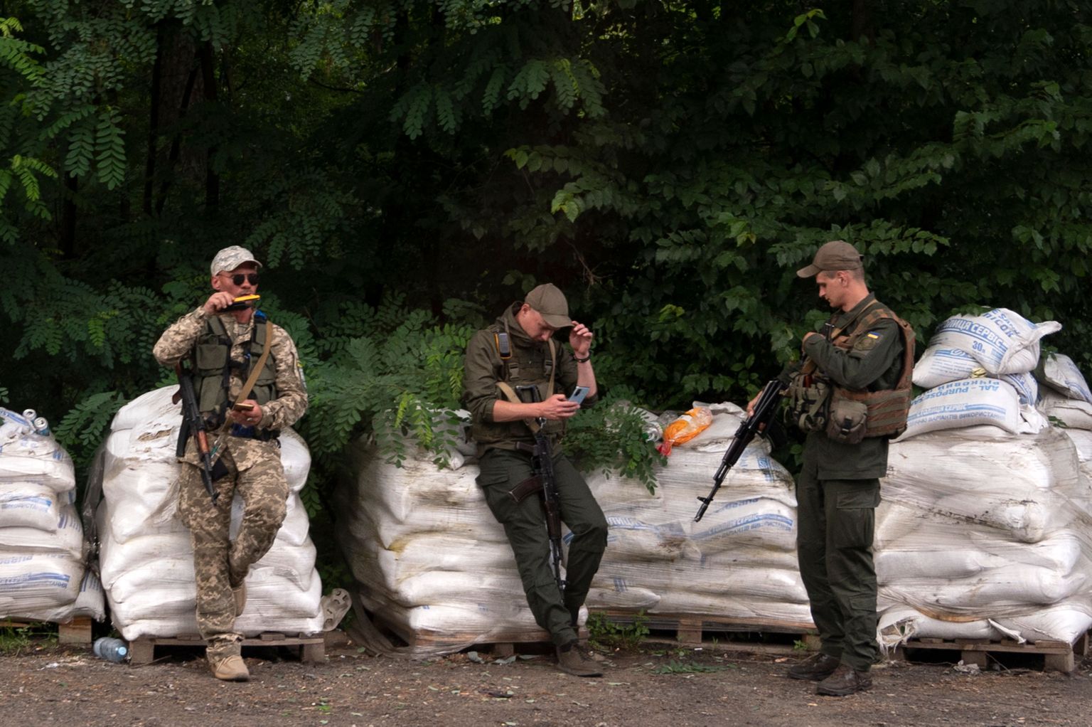 Украинские военные на блокпосту на окраине Киева