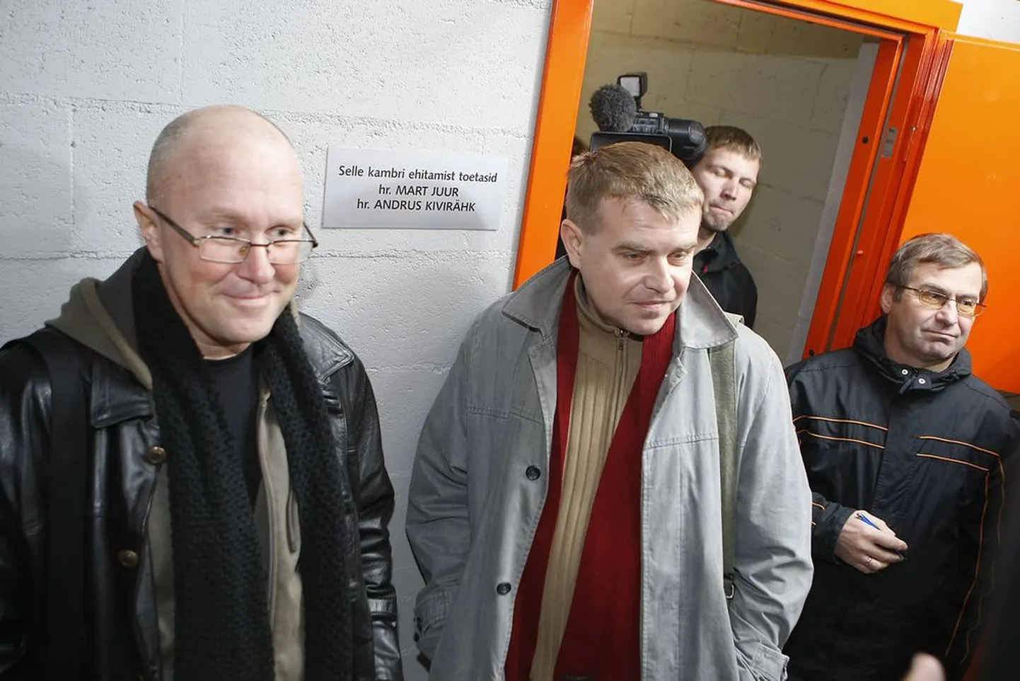 Juur ja Kivirähk omanimelise memoriaalkambri ees.