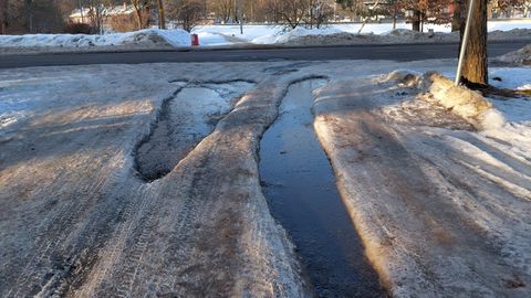 Житель Эльва о ситуации на дороге: почему каждую зиму должны быть эти гигантские и опасные дыры?