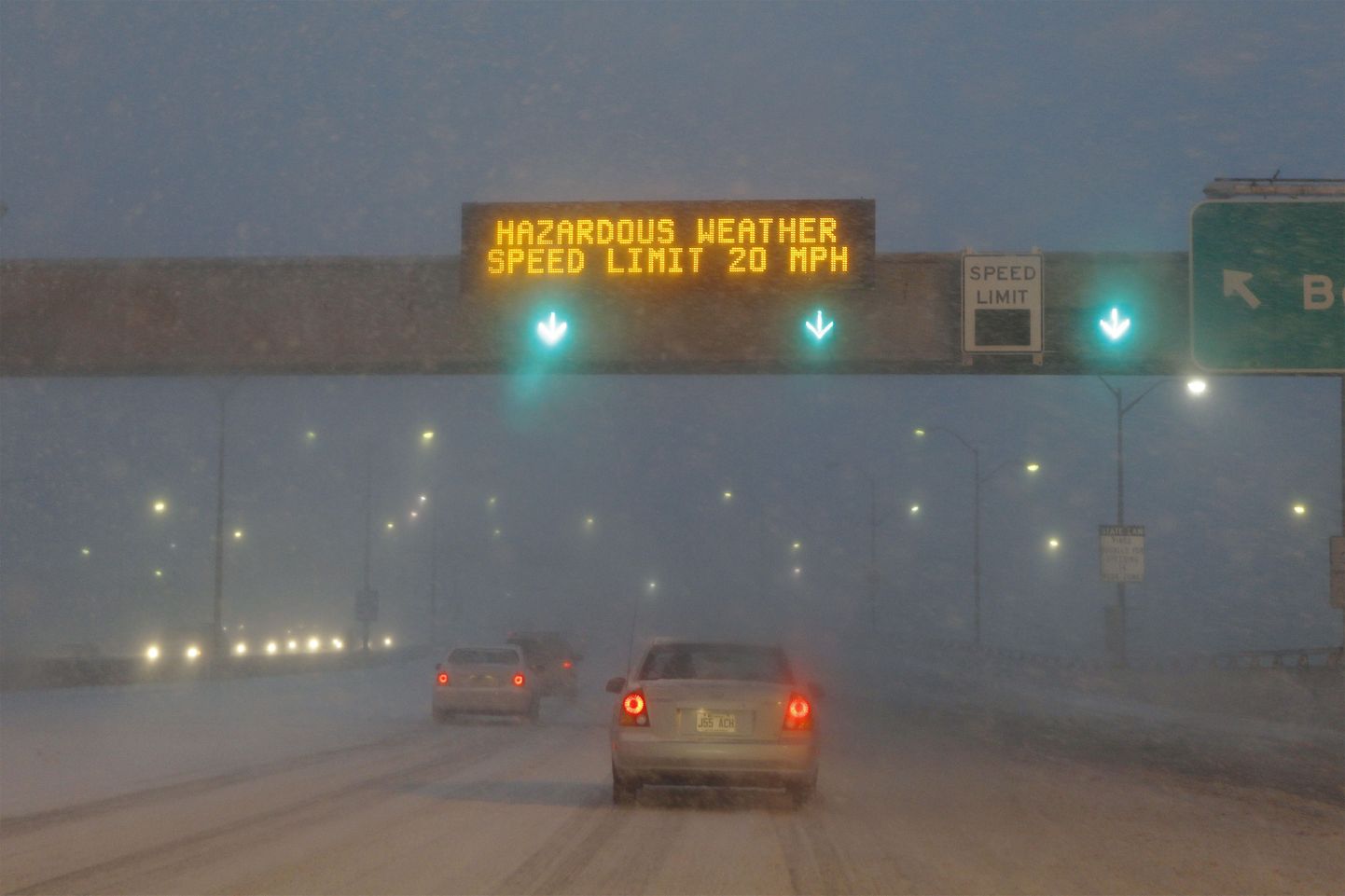 Lumetorm New Yorgis. Liiklejatel soovitatakse lume ja halva nähtavuse tõttu kiirust vähendada