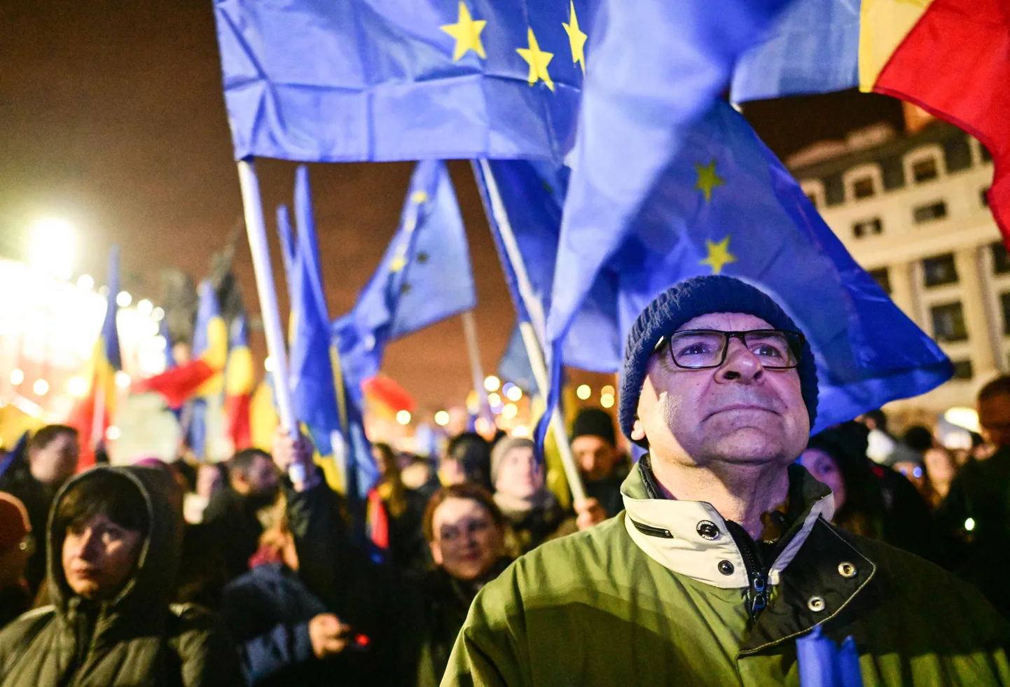 Piata Universitatii väljakule kogunenud meeleavaldajad hoidsid käes Euroopa Liidu ja Rumeenia lippe.
