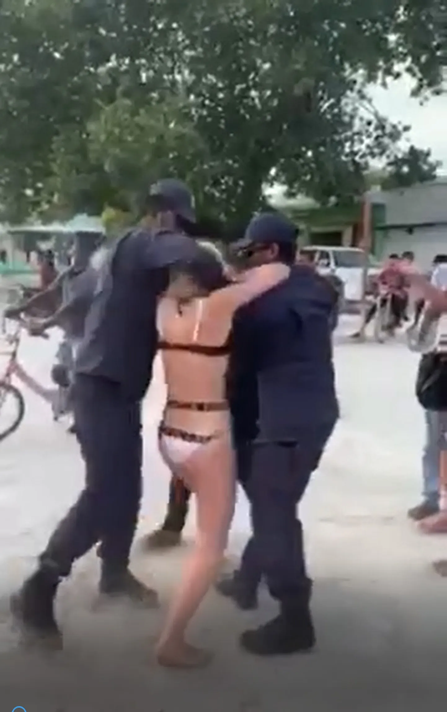 Maldiividel vahistati bikiine kandnud Briti turist