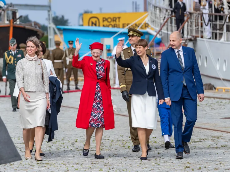 Taani kuninganna Margrethe II ja Eesti presidendipaar laupäeval Tallinna lennusadamas.