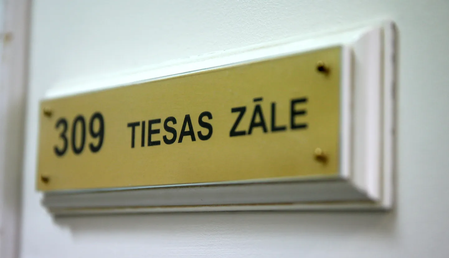 Uzraksts tiesā; ilustratīvs foto.