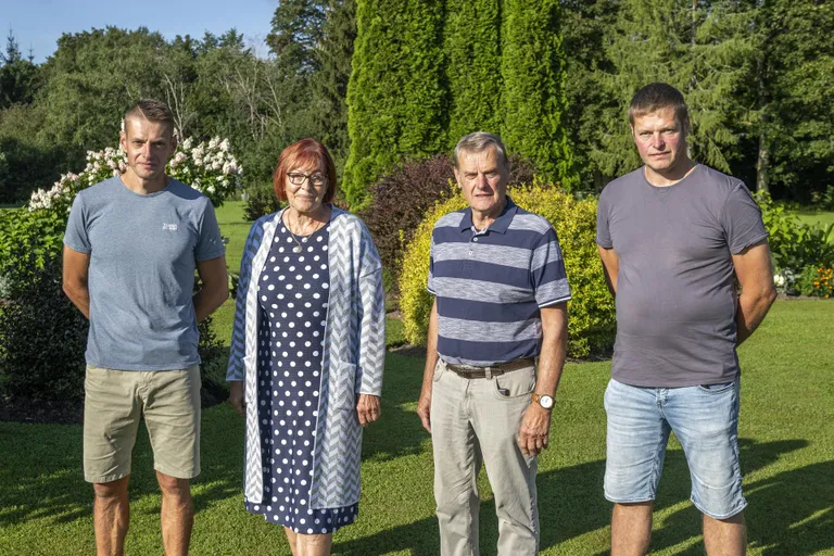 Perekond Tekko: poeg Indrek (vasakul), vanemad Anu ja Jaan ning poeg Marek.