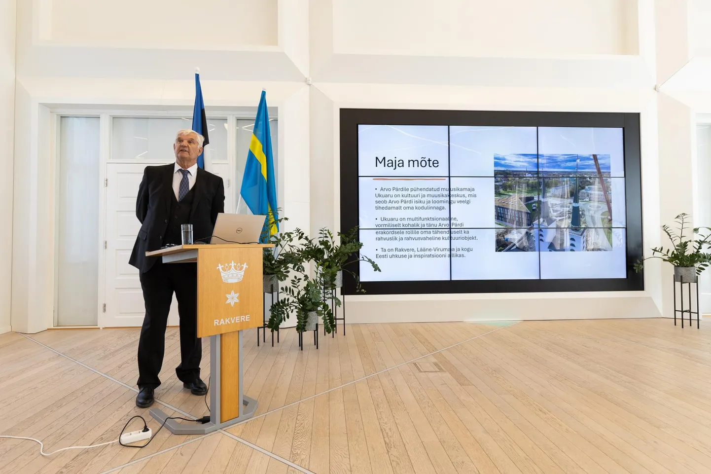Mustvalgelt Raul Rebase kirja pandud: maja mõte on multifunktsionaalne kultuuriasutus.