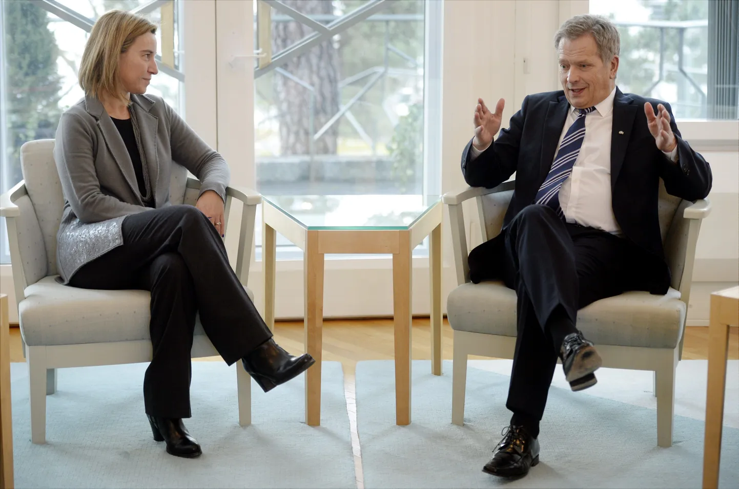 Soome president Sauli Niinistö vestlushoos Euroopa Liidu välispoliitika juhi Federica Mogheriniga. Kohtumine leidis aset täna riigipea Mäntyniemi residentsis.