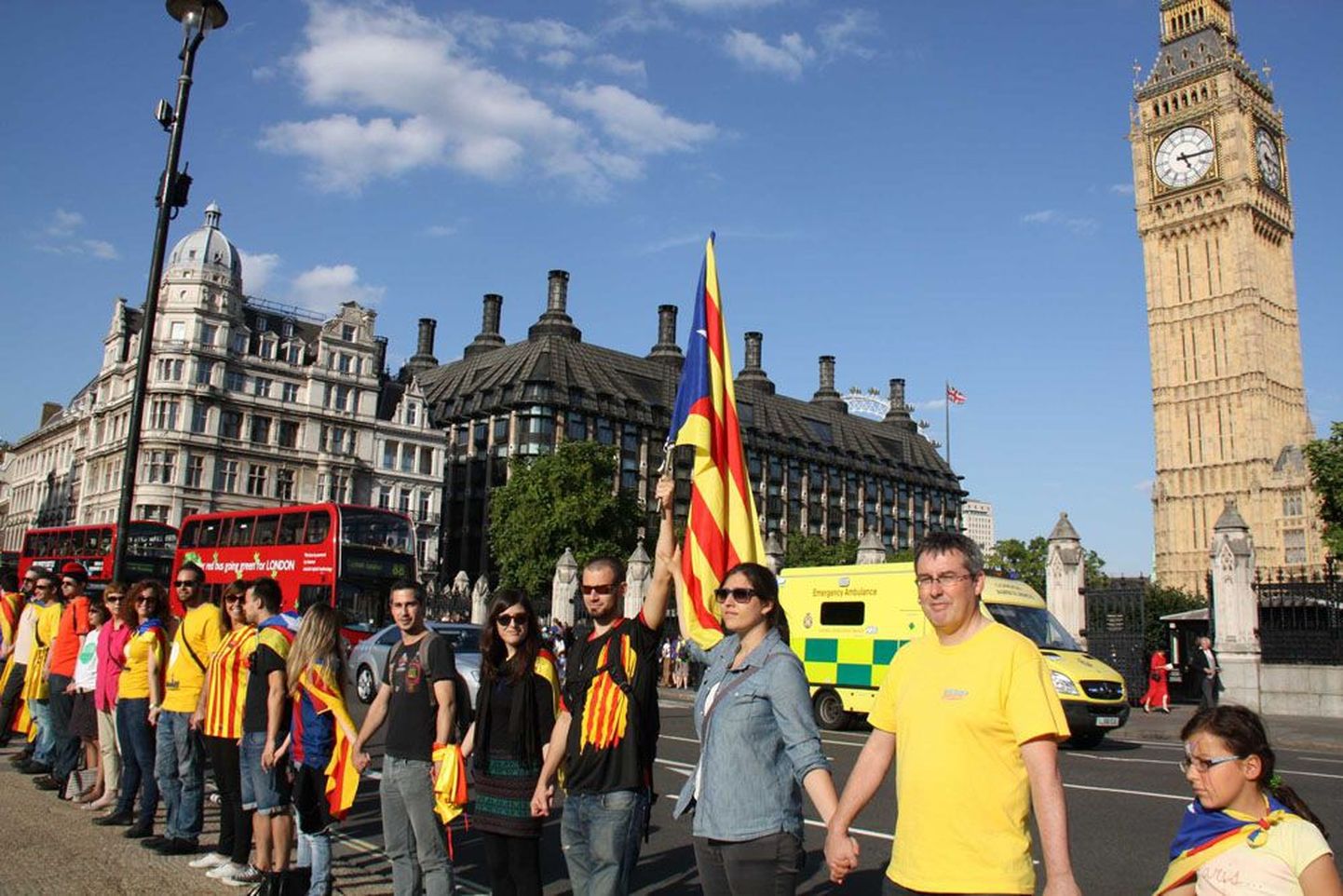 Homme korraldatava 400 kilomeetrit pika katalaanide keti eel on toimunud üle maailma samalaadseid väiksemaid meeleavaldusi nende iseseisvuse toetuseks. Pildil on Londonis peetud üritus.