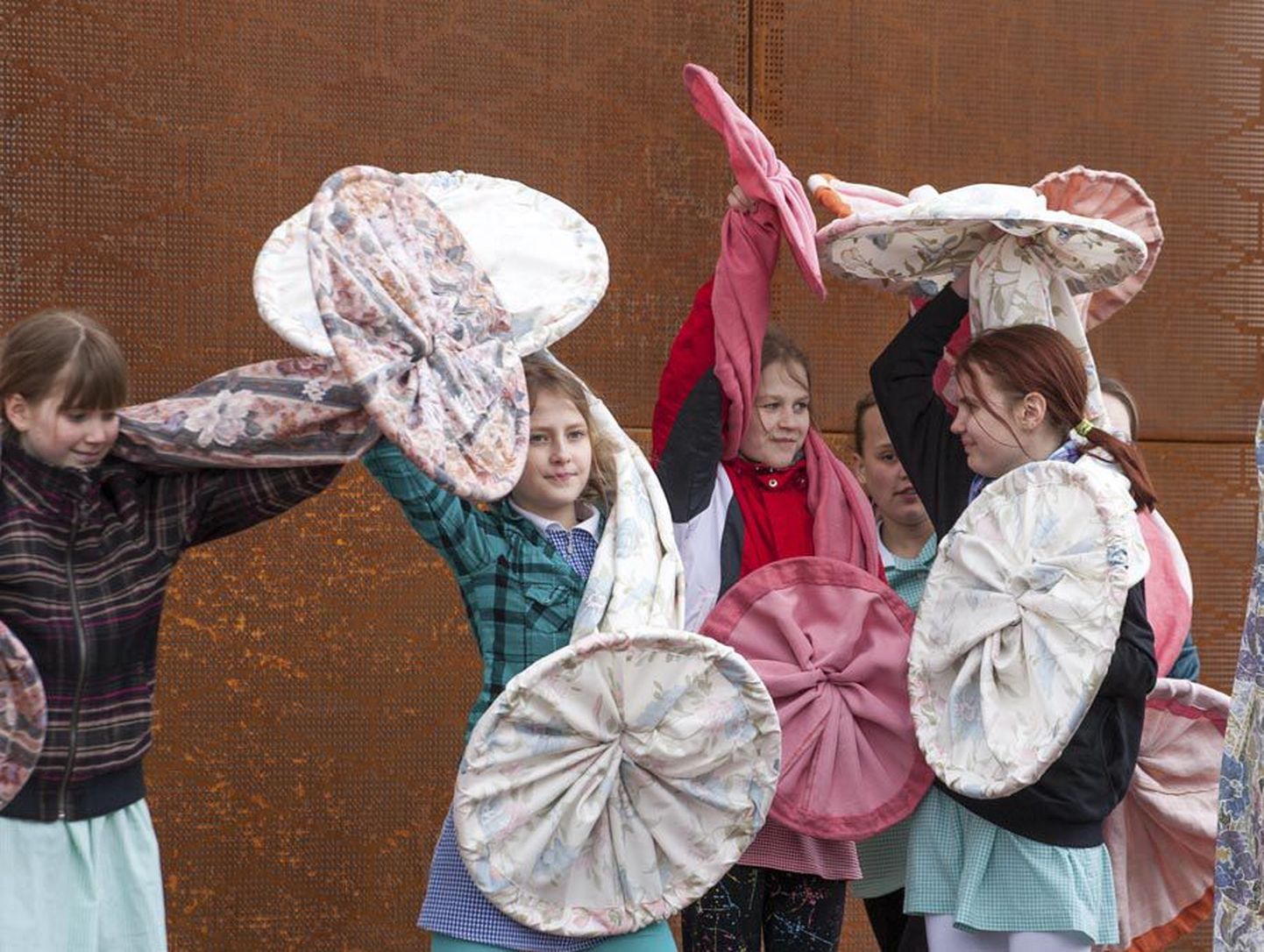 Tantsupäeva eel korraldatakse Viljandis tantsunädalat juba seitsmendat aastat. Foto on tehtud mullusel rahvusvahelise tantsupäeva aktsioonil Uku keskuse ees.