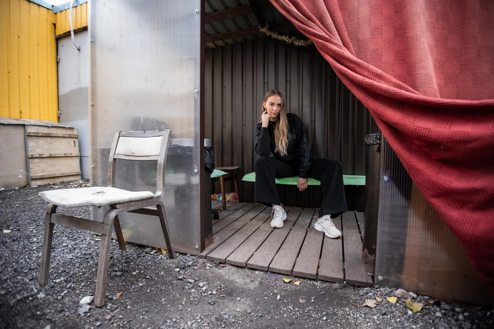 Katrin Aasmaa märkab ilu seal, kus teised seda ei näeks. Tema ateljee tagahoovi improviseerisid vene kolleegid suitsuputka – valgusküllaste seinte, iidvana pehme mööbli ja glamuurse punase kardinaga. Moekunstnikule see meeldib.
