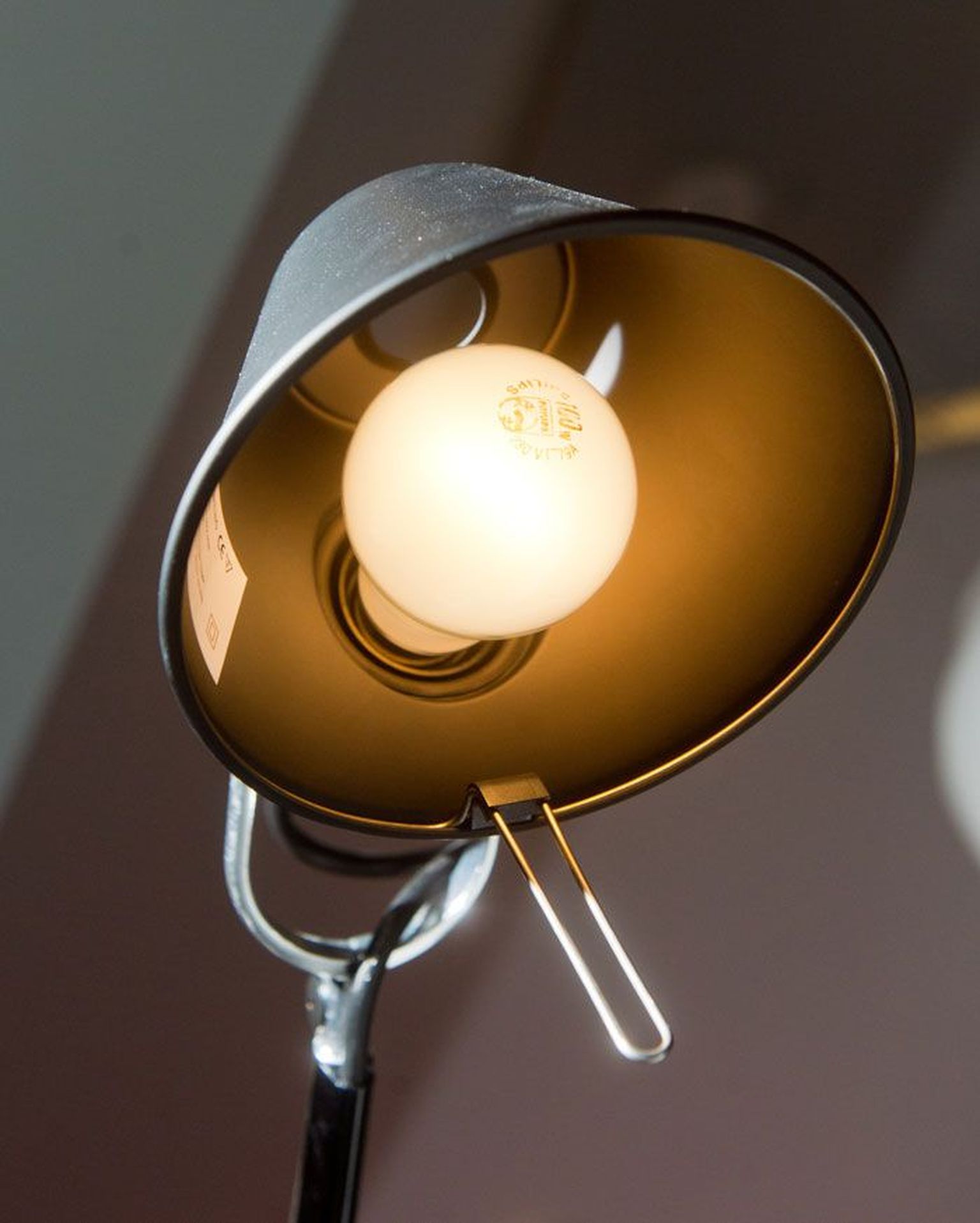 Tavasokliga E27 lugemislamp, kuhu saab keerata nii LED-, halogeen- kui ka säästupirni.
