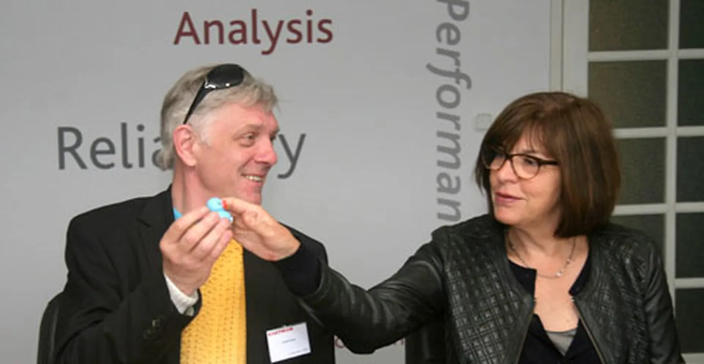 Euroopa Parlamendi saadikud Indrek Tarand ja Rebecca Harms pardikesega, mis on valmistatud plastist, mille pehmendamiseks on kasutatud Kohtla-Järvel asuvas keemiaettevõttes Eastman toodetud ühendit Eastman168.