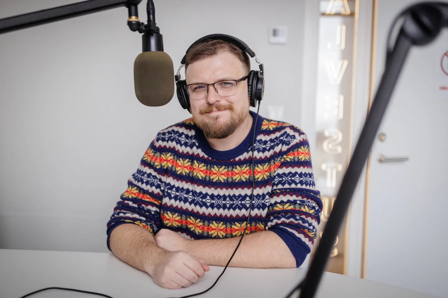 Filmide tegemise kõrvalt naudib Rasmus Merivoo rahulikku elu Kuusalus, kuid intervjuude andmiseks ja «Tulnukas 2» helimontaaži lõpetamiseks sõidab ta pealinna.
