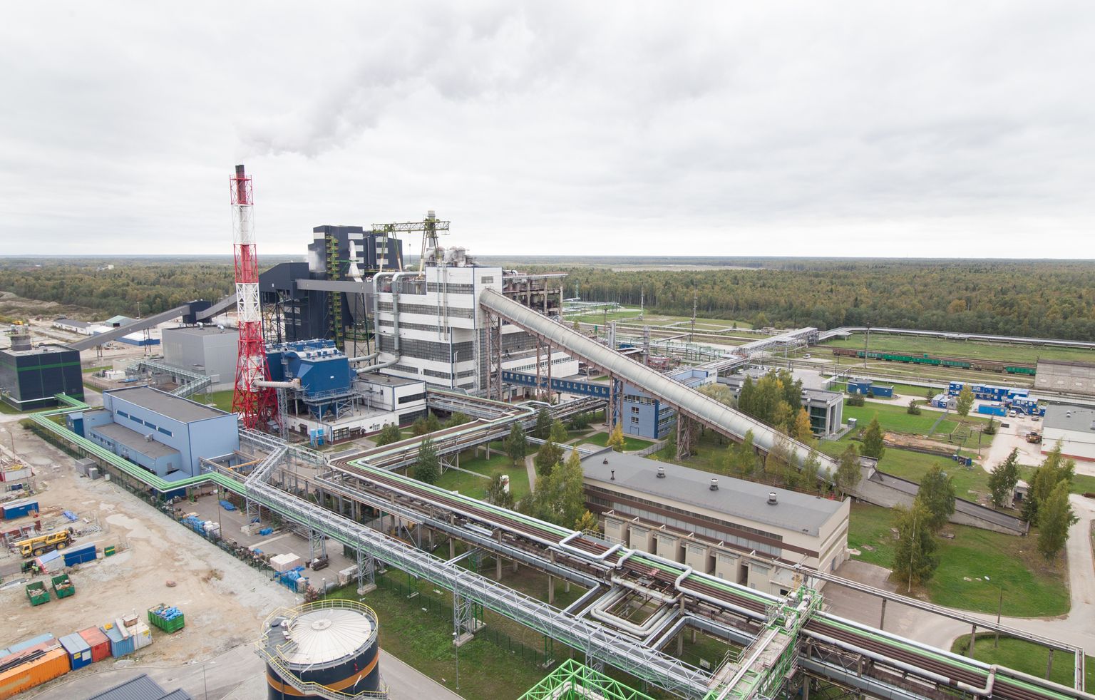 Eesti Energial on praegu Narva lähedal Auveres kaks õlitehast Enefit140 ja Enefit280. Sel aastal peaks algama veel ühe Enefit280 ehitus.