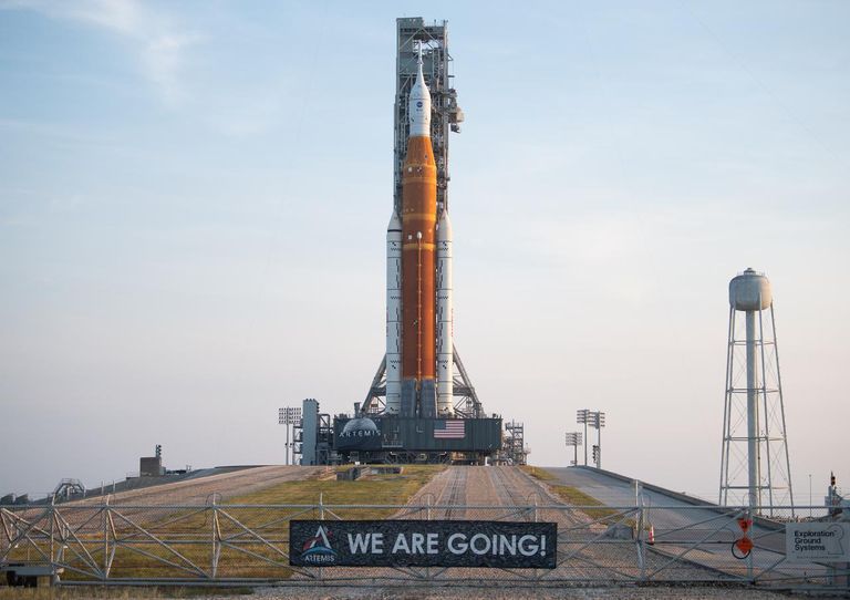 "Space Launch System" jeb SLS un "Orion" kapsula.
