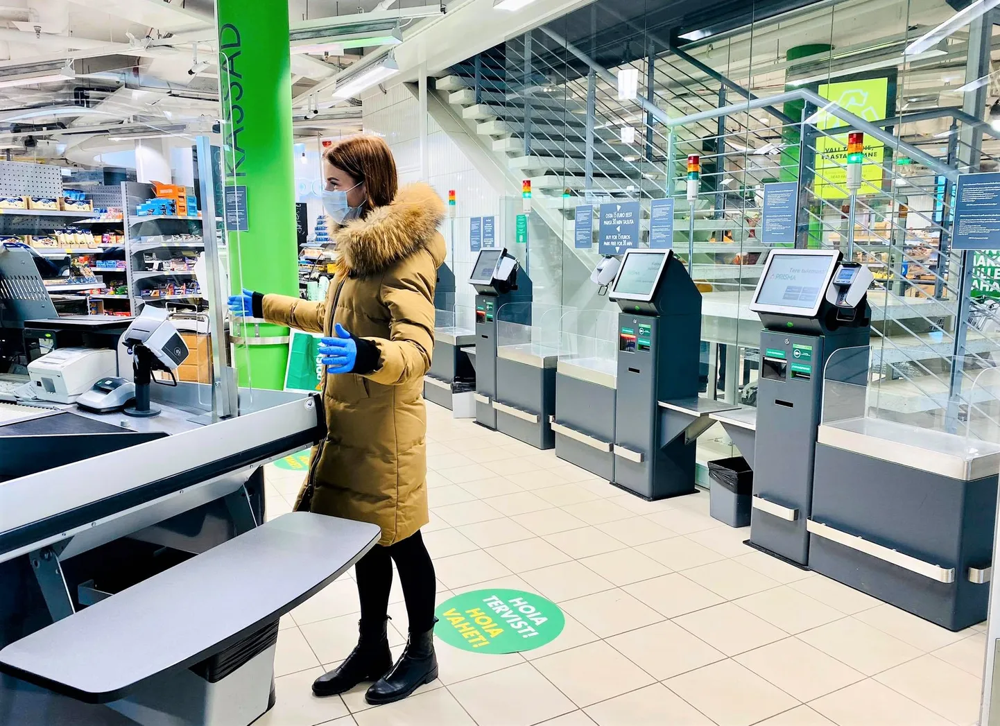 Kesklinna vanema kohusetäitja Anu Aus ringkäigul.