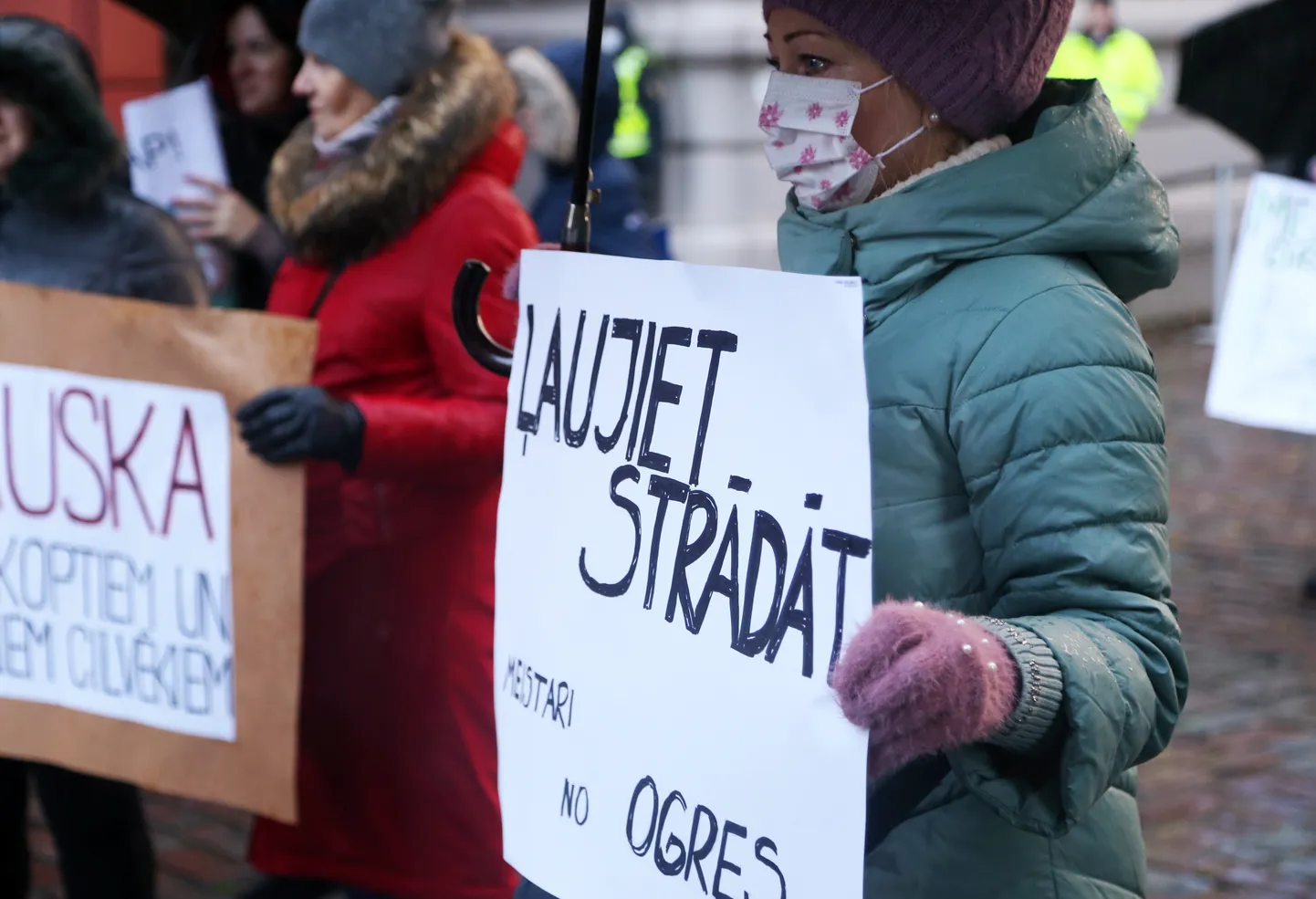 Pie Saeimas nama notiek manikīra un pedikīra meistaru pikets, kurā pieprasa atļauju atsākt darbu, kas aizliegts ārkārtējās situācijas laikā Covid-19 izplatības ierobežošanai.