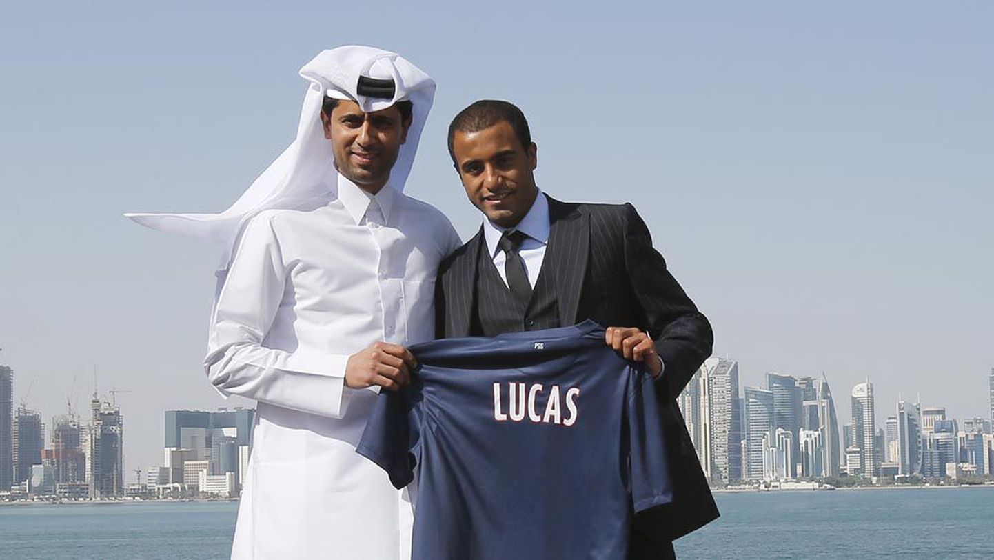 Paris St Germaini jalgpalliklubi president Nasser al-Khelaif esitles eile Dohas meeskonna värsket liiget Lucas Mourat.
