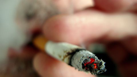 Обделенные сигаретами заключенные ищут управу на своих курящих тюремщиков