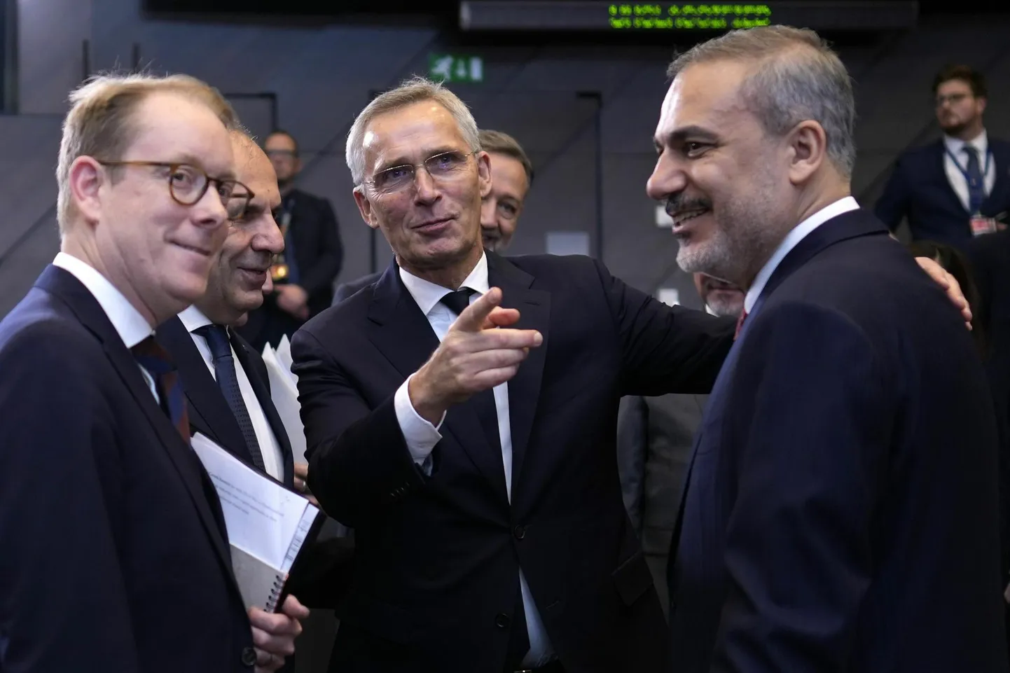 NATO peasekretär Jens Stoltenberg koos Rootsi välisministri Tobias Billströmi (vasakul) ja viimase Türgi kolleegi Hakan Fidaniga alliansi välisministrite kohtumisel Brüsselis novembri lõpus. 