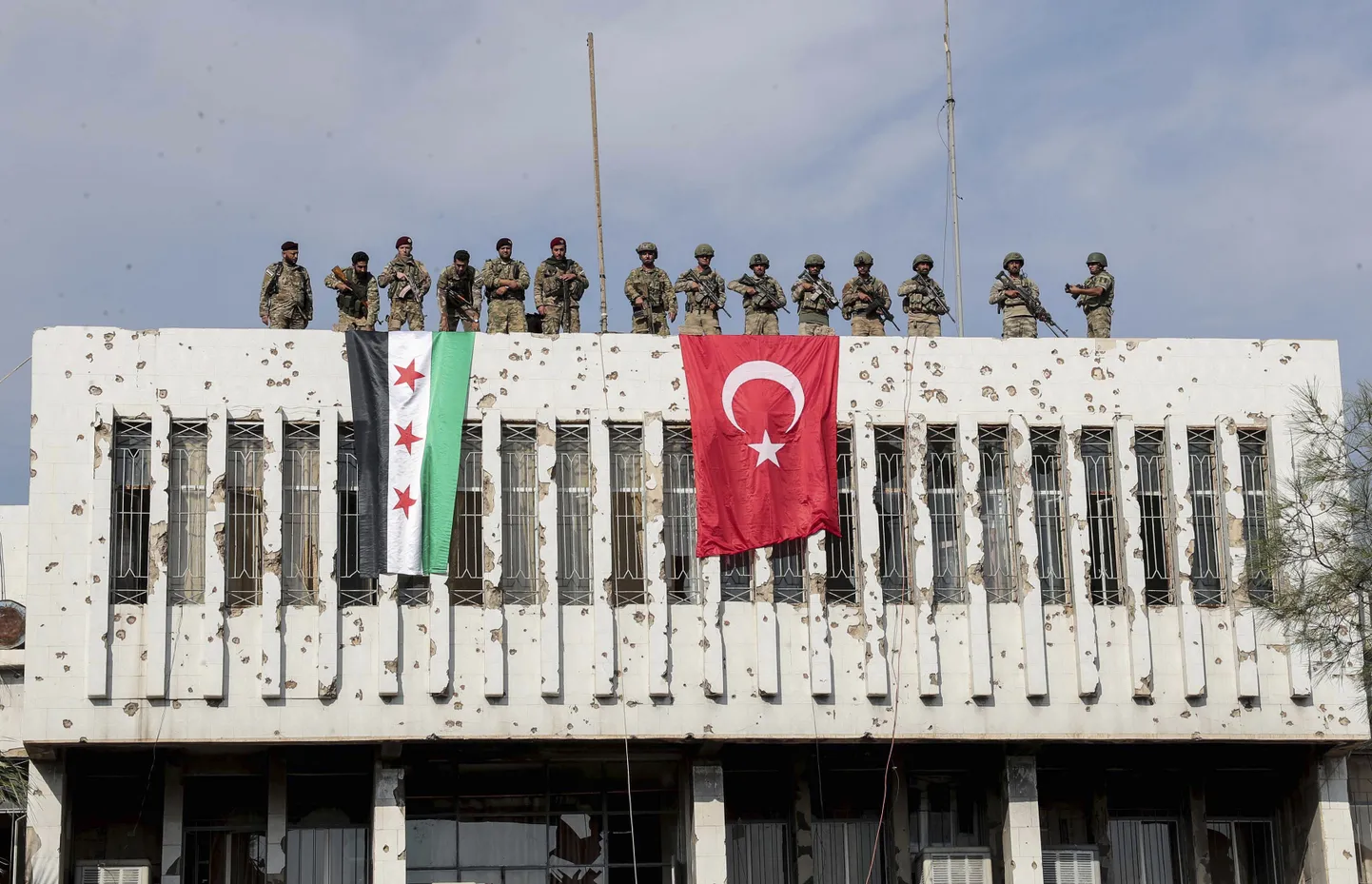Türgi sõdurid ja Ankara-meelsed Süüria mässulised 23. oktoobril Ras al-Aini piirilinnas paar päeva pärast kurdi vägede taandumist linnast.
