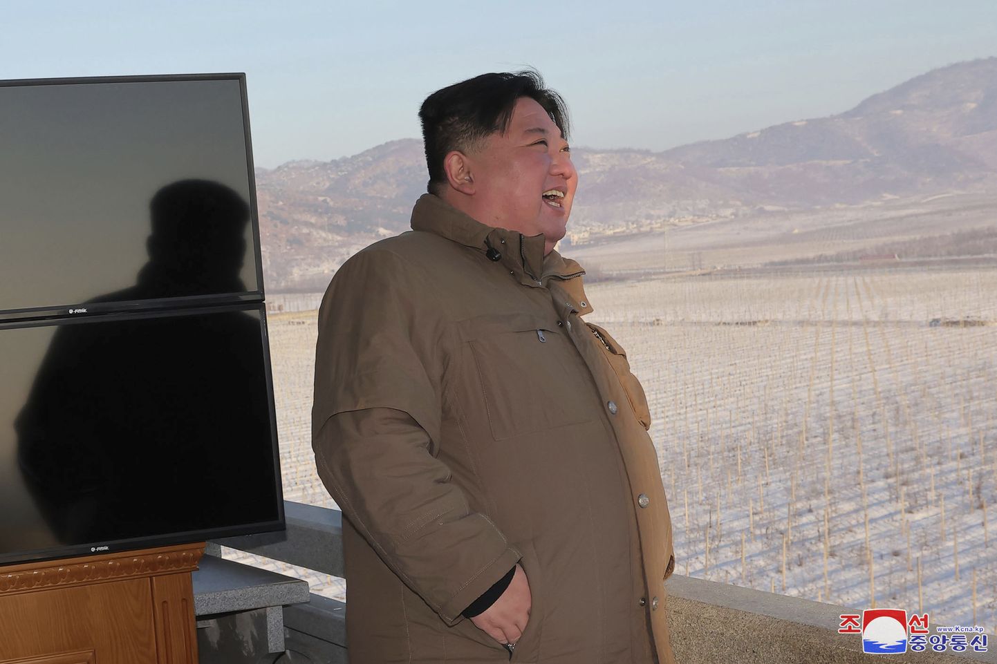 Kim Jong-un jälgib raketikatsetust.