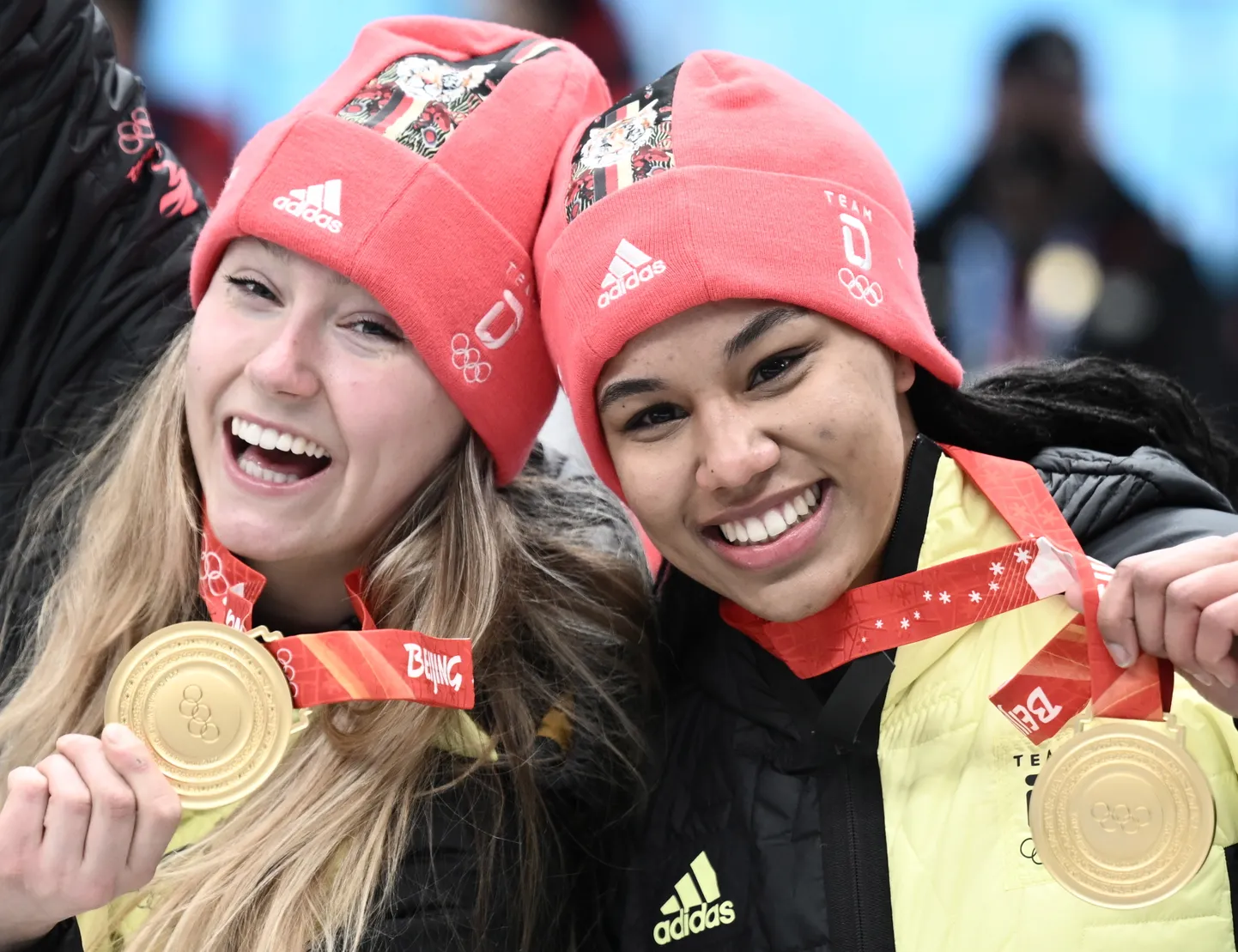 Laura Nolte ar stūmēju Deboru Levi izcīna dubultuzvaru Pekinas olimpiskajās spēlēs bobsleja divnieku ekipāžās.
