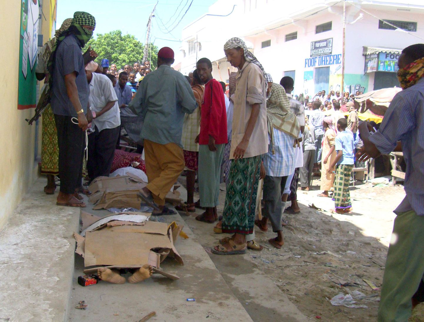 Somaallased uurivad õnnetuspaika pealinnas Muqdishos.