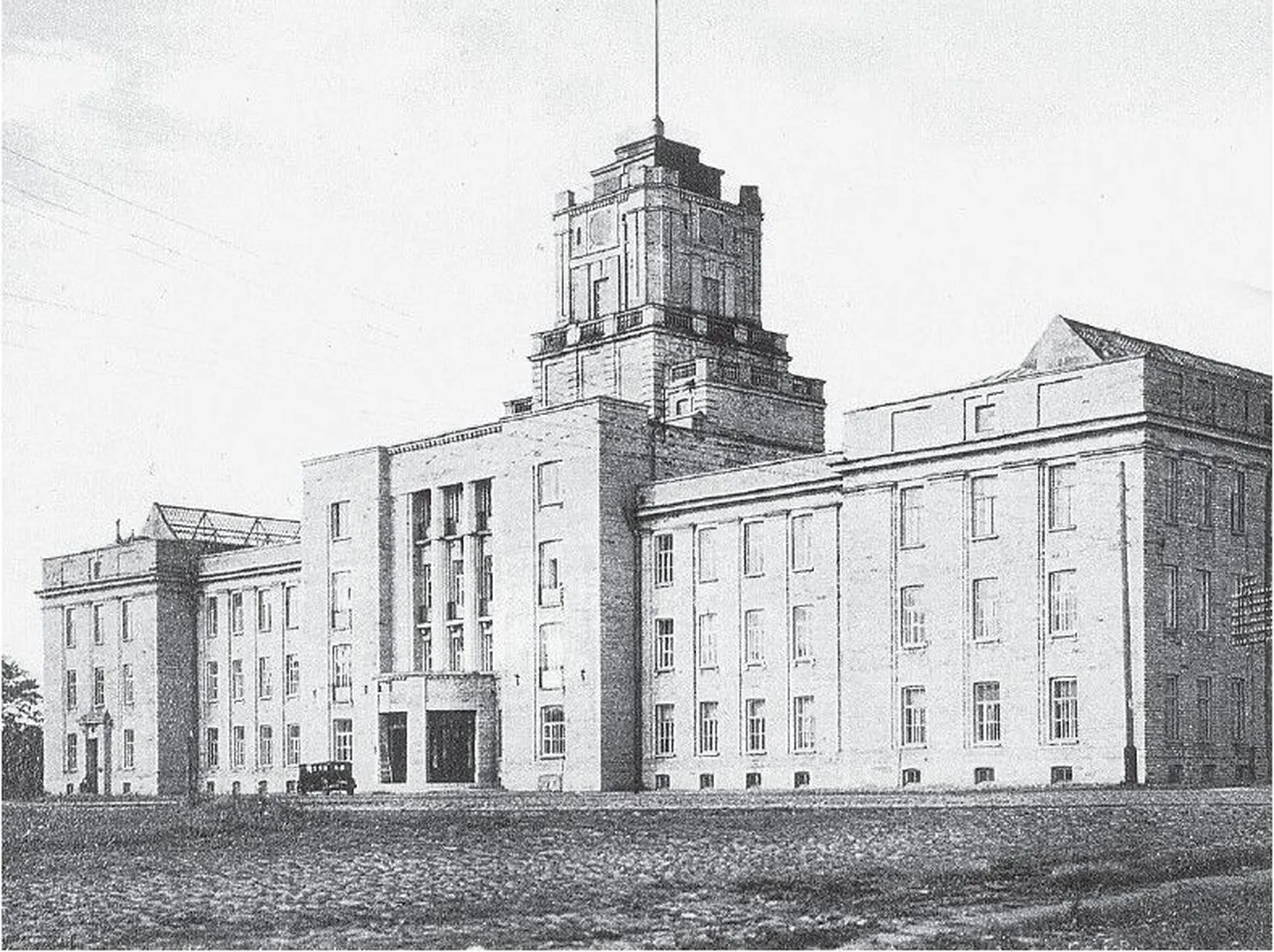 1931. aastal Koplisse kolinud Tallinna Tehnikumi peamajaks sai endine Vene-Balti laevatehase
administratiivhoone, mis jõudis vahepeal ka elumaja rolli täita.