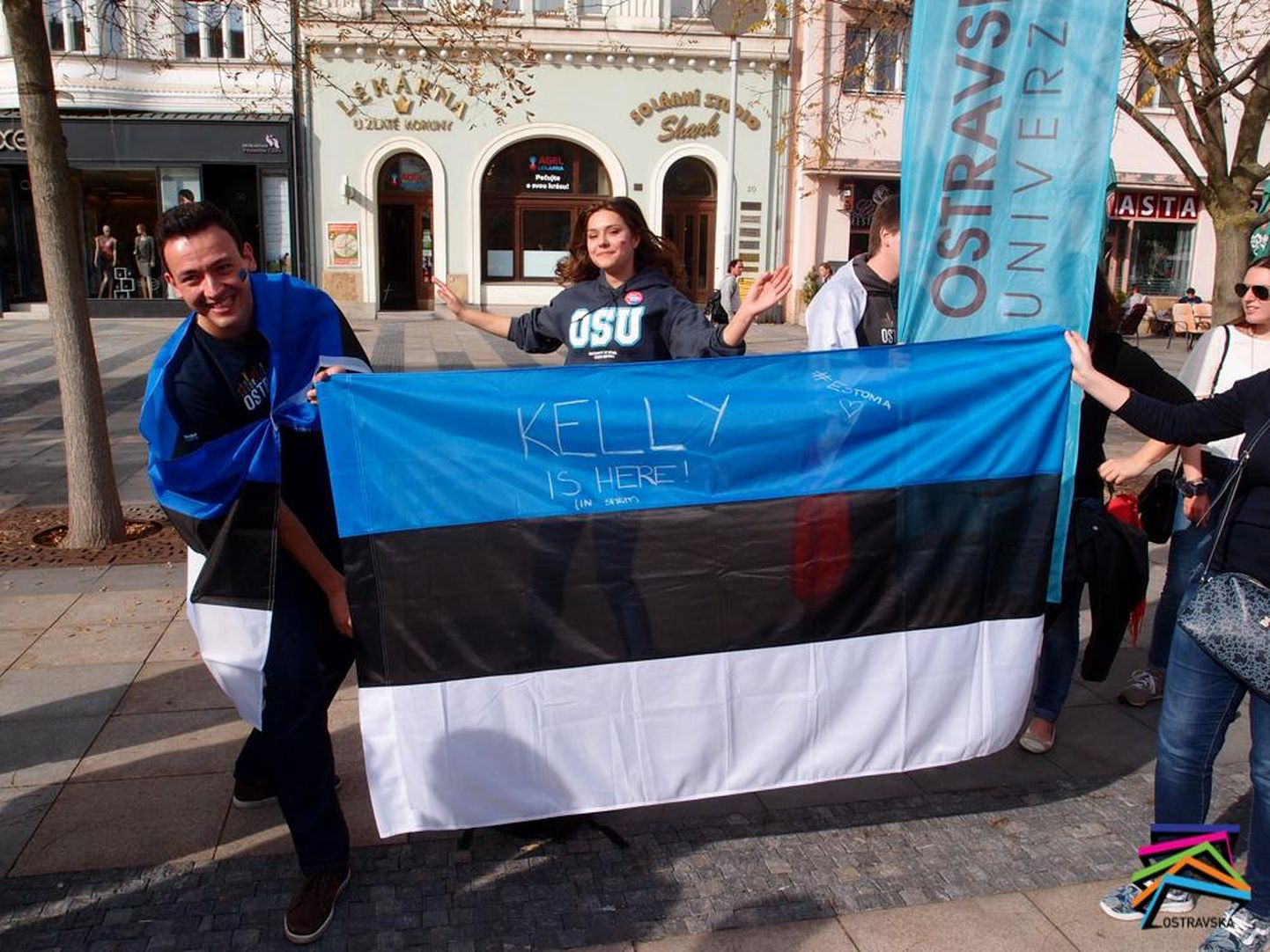 Õpetajapraktikat tegev Marko Zanev (vasakul) Tšehhis Erasmus+ 30. juubeliaasta rongkäigul hoidmas Eesti lippu.