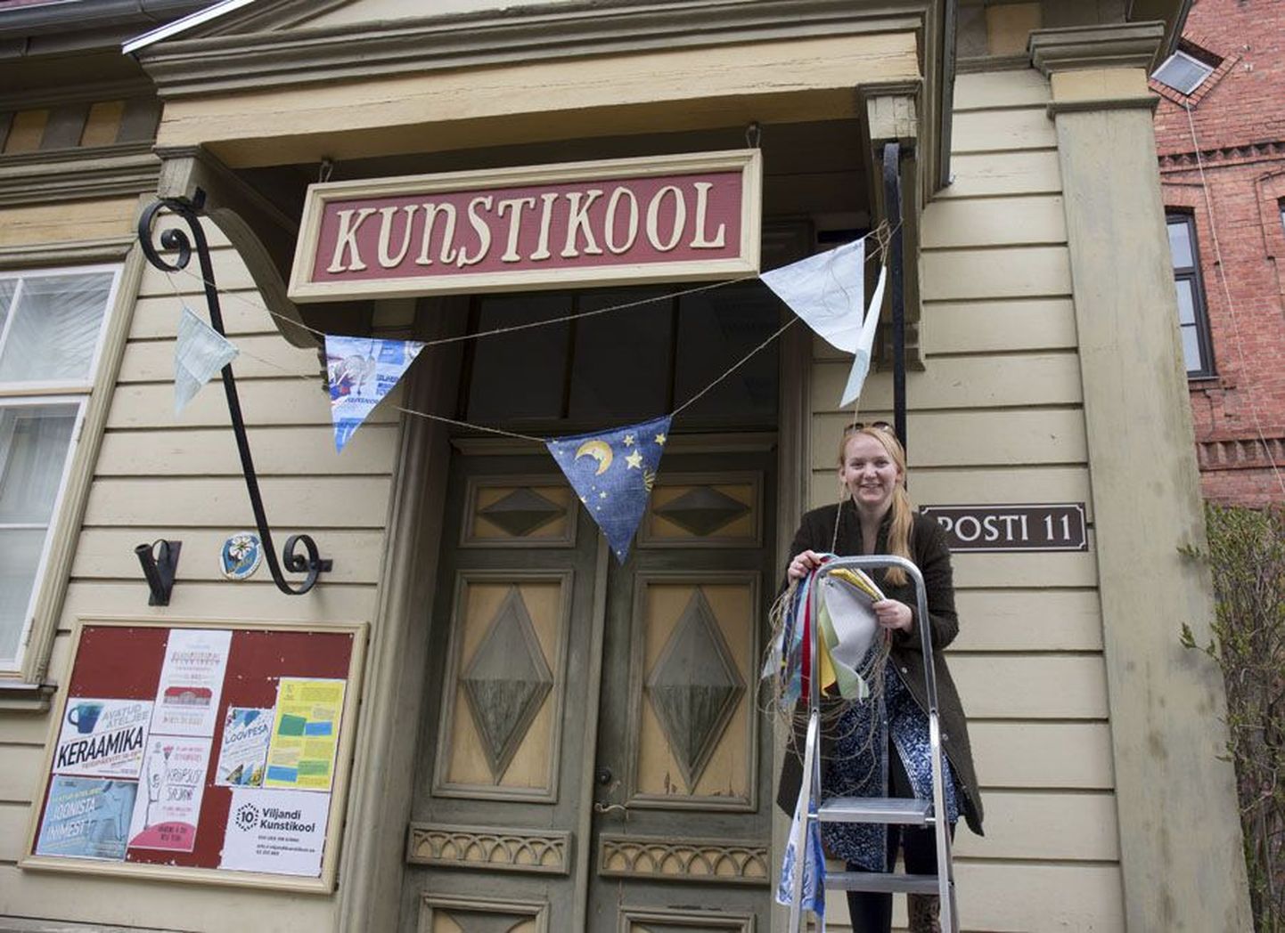 Kunstikooli direktor Kadri Kallast-Varik tegi juba algust kooliesise Posti tänava lõigu kaunistamisega. See osa suletakse laupäeval autodele, sest seal seab end sisse Dorti ja Lilli kodukohvik.