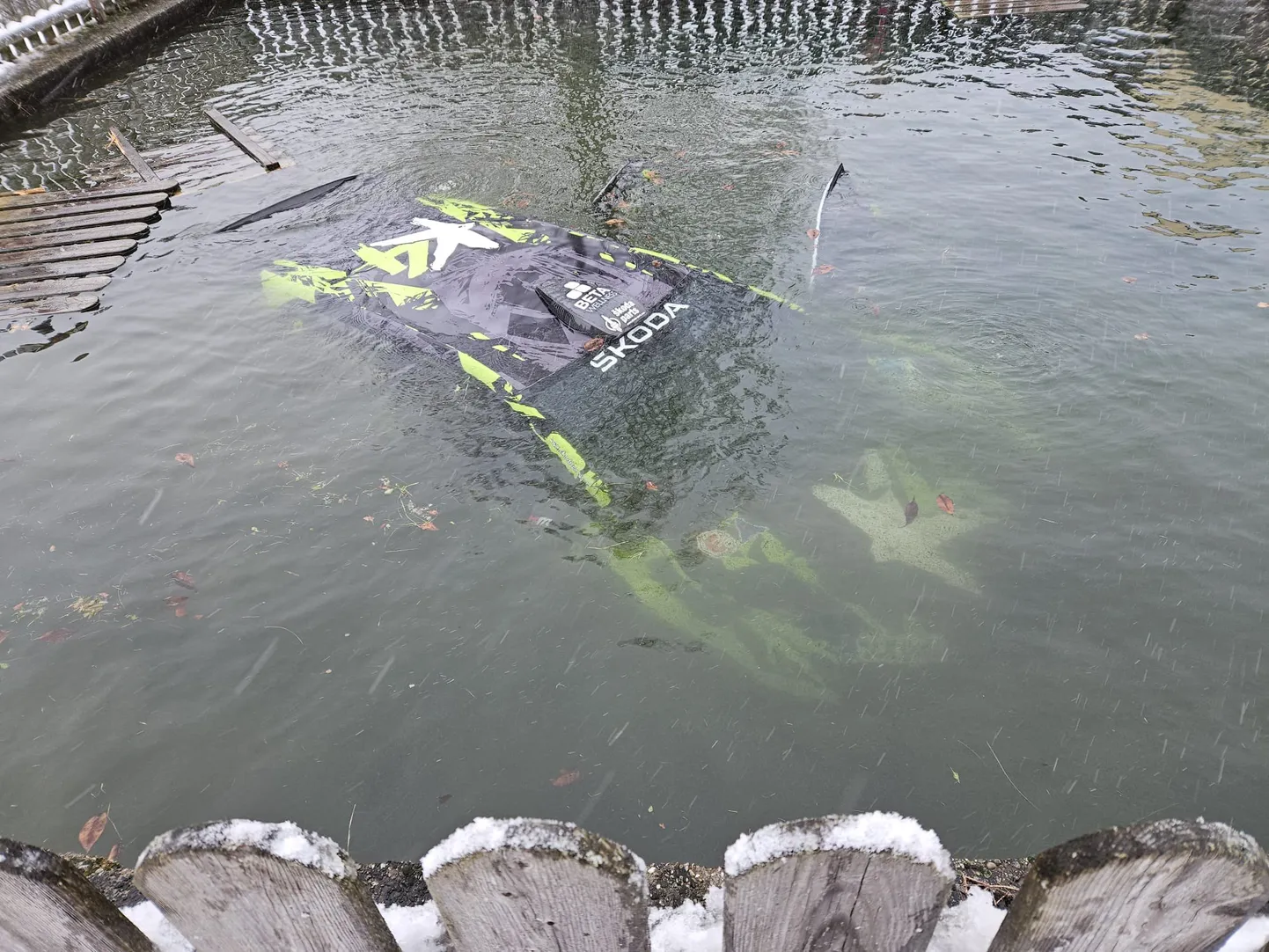 Машина австрийского гоночного экипажа вылетела с шоссе и угодила в бассейн.