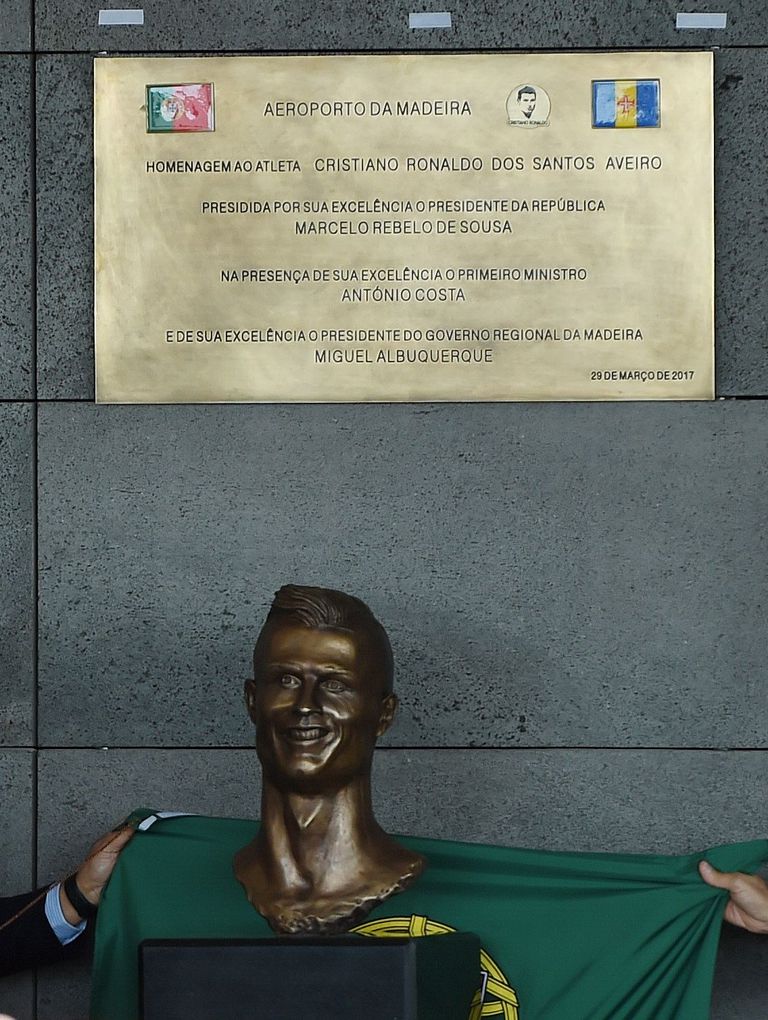 Cristiano Ronaldo kuju Madeira lennujaamas /Xinhua/Sipa USA