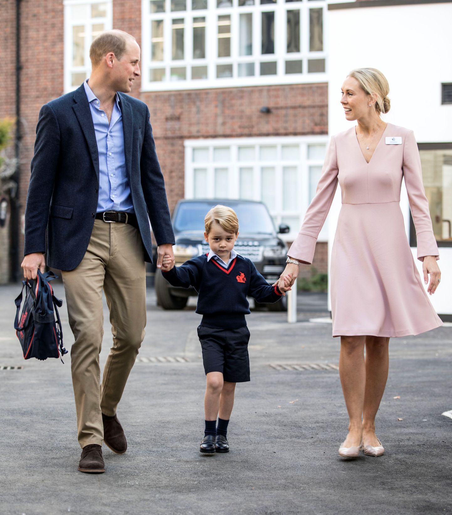 Prints William, prints George ja lasteaia juhataja Helen Haslem