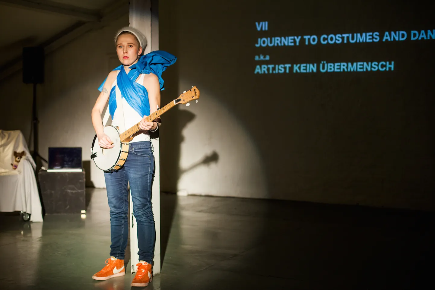 Maike Lond Malmborg lavastuses "10 journeys to a place where nothing happens*"