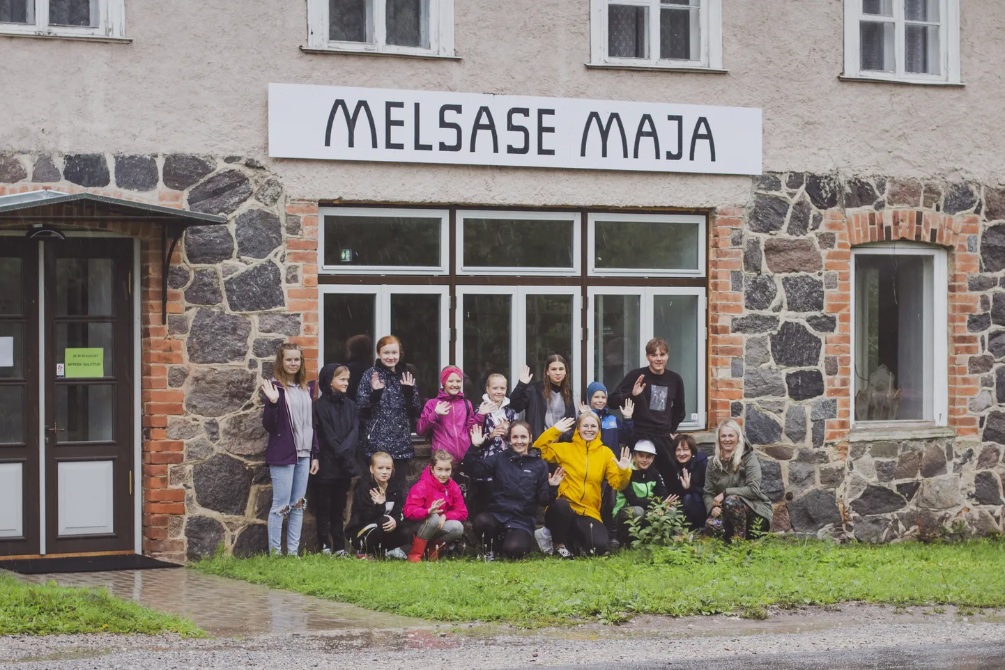 LEISI KOGUKONNAMAJA: Ees istuvad (vasakult): Kadi Valt, Grete-Liis Mehik, Kerttu Seema, Jane Süld, Risto Nurk, Rael Männiste, Inga Põlluäär. Taga vasakult: Heidi Kull, Iris Mehik, Kädi Aulik, Mia Humal, Ignete Vanem, Marii Mägi, Sebastian Kull, Jüri Valt.